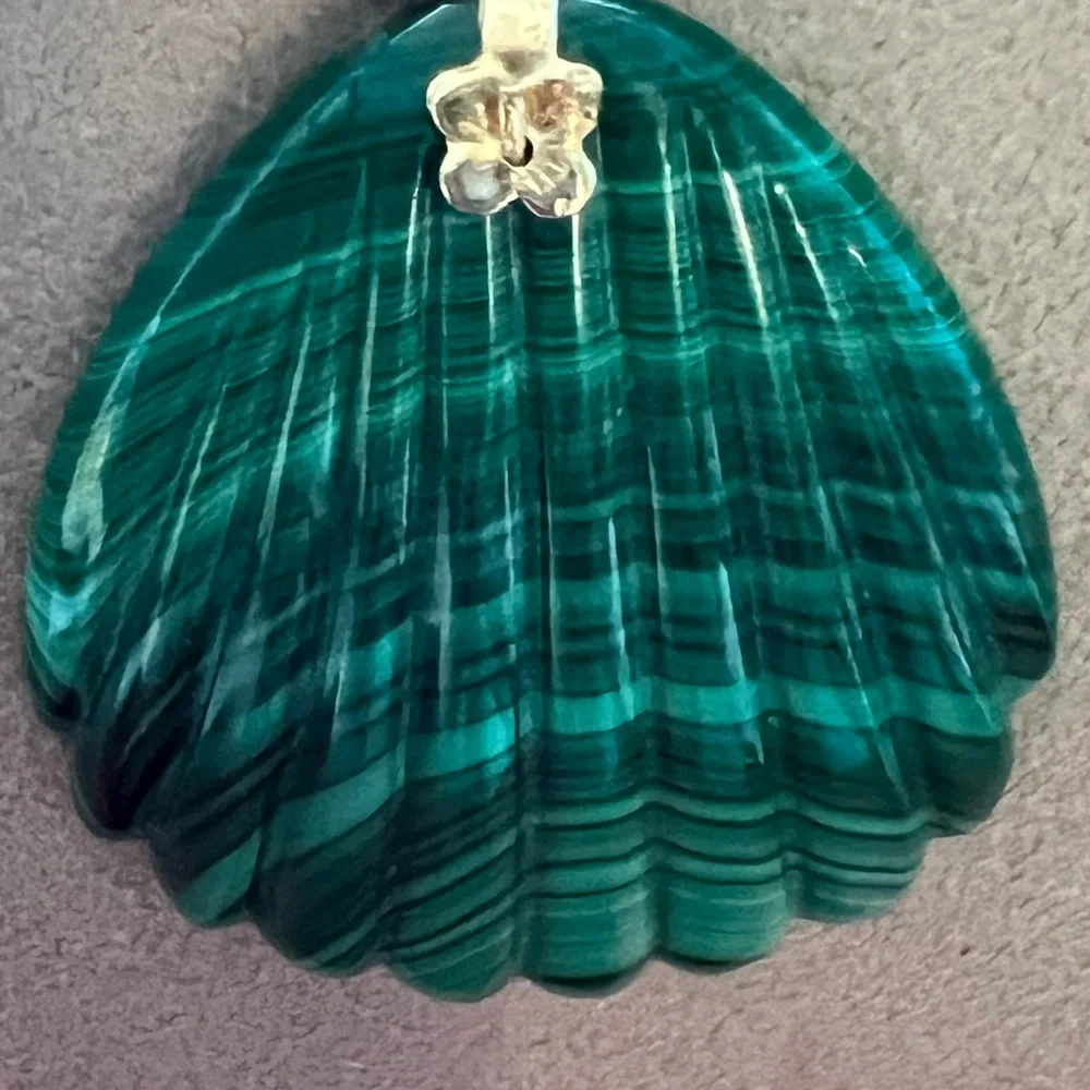 Scallop shell Malachite pendant. - Picture 6 of 6